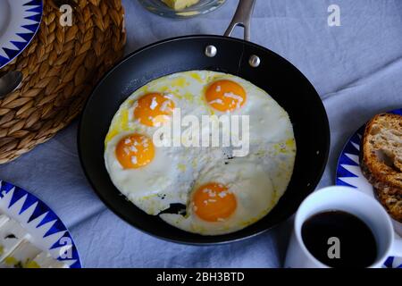 Sonnige Seite nach oben Eier mit Käse Stockfoto