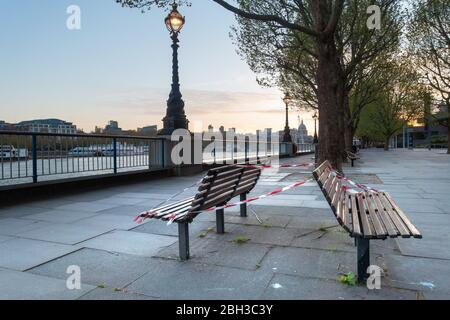 Covid-19 verhindert die Nutzung öffentlicher Sitzmöglichkeiten auf der Southbank in London Stockfoto