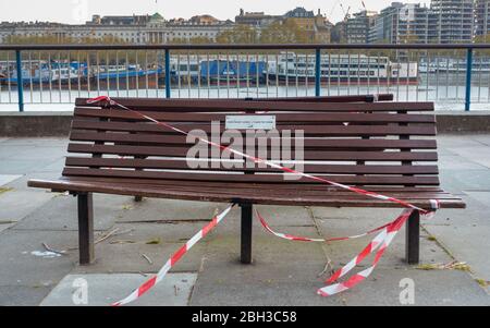 Covid-19 verhindert die Nutzung öffentlicher Sitzmöglichkeiten auf der Southbank in London Stockfoto