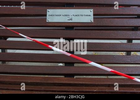 Covid-19 verhindert die Nutzung öffentlicher Sitzmöglichkeiten auf der Southbank in London Stockfoto