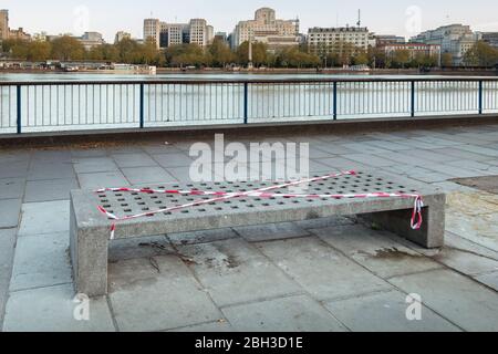 Covid-19 verhindert die Nutzung öffentlicher Sitzmöglichkeiten auf der Southbank in London Stockfoto