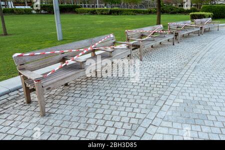 Covid-19 verhindert die Nutzung öffentlicher Sitzmöglichkeiten auf der Southbank in London Stockfoto