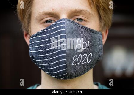 Haltern Am See, Deutschland. April 2020. Abitur Fabio zeigt seine Maske mit der Aufschrift 'ABI 2020'. Fast sechs Wochen nach Schließung der Schulen in Nordrhein-Westfalen durch die Koronakrise öffnen viele von ihnen nun erstmals wieder ihre Türen für Tausende von Prüfungskandidaten. Quelle: Rolf Vennenbernd/dpa/Alamy Live News Stockfoto