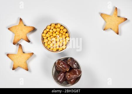 Traditionelles Ramadan-Abendessen auf einem weißen Tisch. Traditionelles mittelöstliches Mittagessen mit Plätzchen und Trockenobst. Ramazan Iftar Essen - Mahlzeit Muslime e Stockfoto