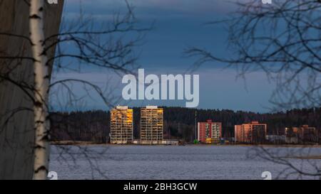 Die Stadt Jyväskylä ist um einen See herum gebaut. Am Wasser Immobilien sind sehr gefragt und viele Häuser haben einen schönen Blick über den See. Stockfoto