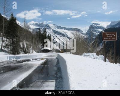 Schnee entfernt von der Loop Turnaround entlang der gewundenen Going-to-the-Sun Road auf einer Höhe von 6,646 Fuß im Glacier National Park 14. April 2020 in Glacier, Montana. Die Straßenräumung geht weiter, obwohl der Park wegen der COVID-19, einer Coronavirus-Pandemie, für Besucher gesperrt ist. Stockfoto