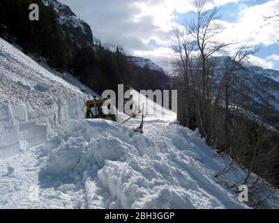 Ausrüstung zur Schneeräumung entlang der kurvenreichen Straße zur Sonne auf einer Höhe von 6,646 Fuß im Glacier National Park 21. April 2020 in Glacier, Montana. Die Straßenräumung geht weiter, obwohl der Park wegen der COVID-19, einer Coronavirus-Pandemie, für Besucher gesperrt ist. Stockfoto