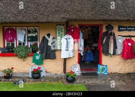 Adare, Irland - 27. Mai 2017: Fassade eines strohgedeckten Häuschen Geschenkeladens in der Touristenstadt Adare in der Grafschaft Limerick. Stockfoto