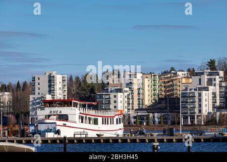 Die Stadt Jyväskylä ist um einen kleinen See herum gebaut. Apartments mit Blick auf den Jyväsjärvi-See sind sehr gefragt. Stockfoto