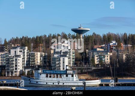 Die Stadt Jyväskylä ist um einen kleinen See herum gebaut. Apartments mit Blick auf den Jyväsjärvi-See sind sehr gefragt. Stockfoto