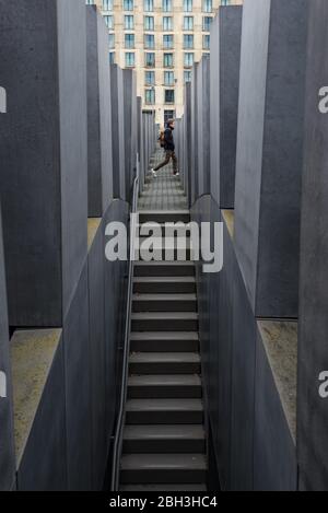 Berlin, Deutschland - 3. April 2017: Spaziergang durch das Denkmal für die ermordeten Juden Europas in Berlin. Stockfoto