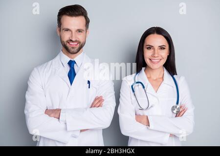 Foto von schönen doc guy professionelle Dame Patienten Beratung Virologie Klinik hören Client toothy lächelnd Arme gekreuzt erfahrene Ärzte tragen Stockfoto