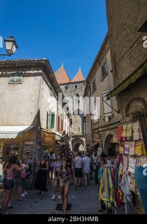 Carcassonne, Frankreich - 1. August 2016: Touristen, die durch die belebten engen Gassen der mittelalterlichen Festungsstadt Carcassonne im Süden Frankreichs wandern Stockfoto