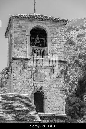 Schwarz-Weiß-Bild der Kirche St. Mary Collegiate Altstadt, Kotor, UNESCO-Weltkulturerbe, Montenegro, Europa Stockfoto