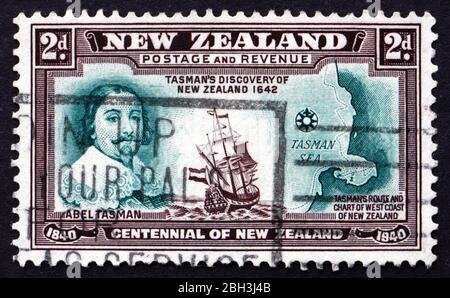 NEUSEELAND - UM 1940: Eine in Neuseeland gedruckte Briefmarke zeigt Abel Tasman, Schiff und Karte der Westküste Neuseelands, um 1940 Stockfoto