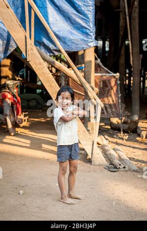 Ein kleines kambodschanisches Mädchen teilt sich einen Witz mit einem Freund im schwimmenden Dorf Kampong Phluk, nahe Tonle SAP See, Kambodscha. Stockfoto