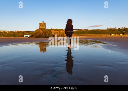 Wandern am Strand bei Sonnenuntergang, Ballybunion an der Westküste Irlands Stockfoto