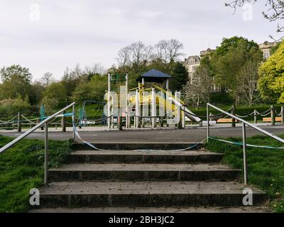 Der Spielplatz für Kinder wurde während der britischen Coronavirus-Pandemie und Sperrung in Glasgow mit Polizeiband im Kelvingrove Park abgesperrt. Stockfoto