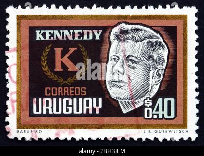 URUGUAY - UM 1965: Eine in Uruguay gedruckte Briefmarke zeigt John F. Kennedy, Präsident der USA, um 1965 Stockfoto