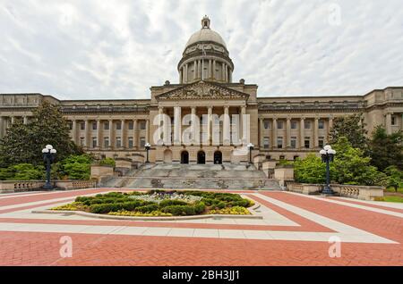 Das Kentucky State Capitol Building; 1910, elegant, Beaux-Arts-Stil, breite Stufen, formeller Blumengarten, Kuppel, Säulen, klassischer Vorportikus, Sculp Stockfoto