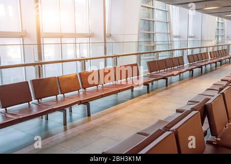 Leere Sitzplätze im Loungebereich für abfliegende Passagiere Stockfoto