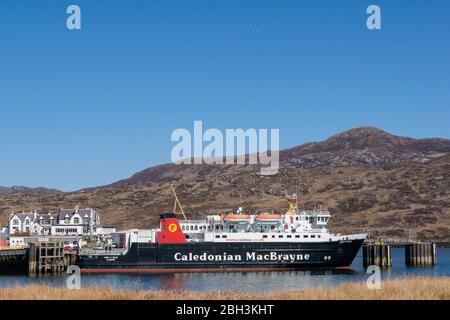 Caledonian MacBrayne, Calmac Rettungsboot Fähre Lord of the Isles vor Anker in Lochboisdale, Isle of South Uist, Äußere Hebriden, Western Isles, Schottland, Großbritannien Stockfoto