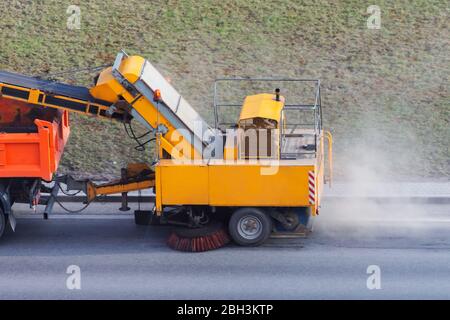 Anhänger mit Reinigungssystem mit Bürsten und Staubsauger, Straßenreinigung in der Stadt Stockfoto