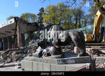 KIEW, UKRAINE - 22. APRIL 2020: Im Rahmen der Rekonstruktion des Kiewer Zoos wurde der alte Eingang abgebaut und ein neuer in der Nähe gebaut (Foto: Aleksandr Gusev/Pacific Press) Stockfoto