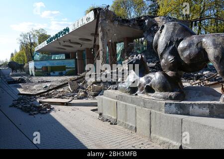 KIEW, UKRAINE - 22. APRIL 2020: Im Rahmen der Rekonstruktion des Kiewer Zoos wurde der alte Eingang abgebaut und ein neuer in der Nähe gebaut (Foto: Aleksandr Gusev/Pacific Press) Stockfoto