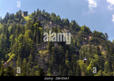 Gosaukammbahn über dem Vorderer Gosausee unter dem Donnerkogel in Gosau, Österreich Stockfoto