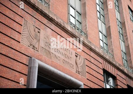 Washington, USA. April 2020. Ein allgemeiner Blick auf das Druckbüro der US-Regierung in Washington, DC am 23. April 2020 inmitten der Coronavirus-Pandemie. Nach längeren Verhandlungen über zusätzliche 500 Milliarden Dollar an Stimulusfinanzierung als Reaktion auf den anhaltenden COVID-19-Ausbruch, wird der US-Kongress eine weitere wirtschaftliche Entlastung an Präsident Trump senden, um nach einer Abstimmung im Parlament später heute Gesetz zu unterzeichnen. (Graeme Sloan/Sipa USA) Credit: SIPA USA/Alamy Live News Stockfoto