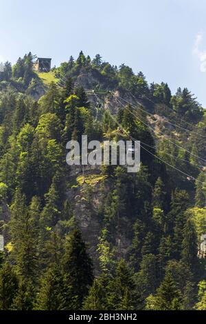 Gosaukammbahn über dem Vorderer Gosausee unter dem Donnerkogel in Gosau, Österreich Stockfoto