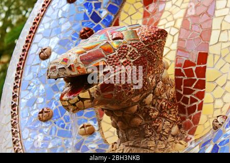 BARCELONA, SPANIEN - OKTOBER 08: Skulptur mit Kachelmosaik im Park Güell am 08. Oktober 2013 in Barcelona Stockfoto