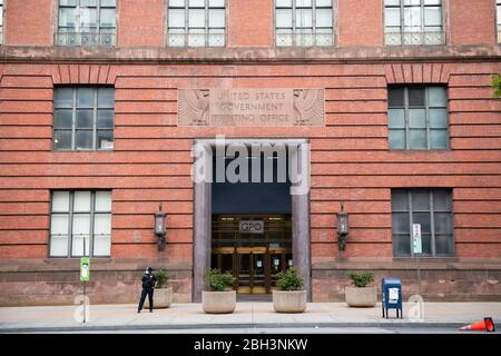 Washington, USA. April 2020. Ein allgemeiner Blick auf das Druckbüro der US-Regierung in Washington, DC am 23. April 2020 inmitten der Coronavirus-Pandemie. Nach längeren Verhandlungen über zusätzliche 500 Milliarden Dollar an Stimulusfinanzierung als Reaktion auf den anhaltenden COVID-19-Ausbruch, wird der US-Kongress eine weitere wirtschaftliche Entlastung an Präsident Trump senden, um nach einer Abstimmung im Parlament später heute Gesetz zu unterzeichnen. (Graeme Sloan/Sipa USA) Credit: SIPA USA/Alamy Live News Stockfoto