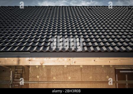 Dachprojekt Auf Neuem Baugelände. Dunkelgraue Schindeln Auf Dem Dach Installiert. Stockfoto