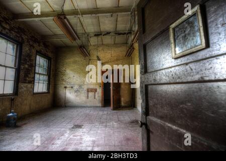 Tür und Raum in einem verlassenen Krankenhaus Stockfoto