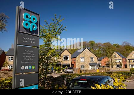 Großbritannien, England, Cheshire, Bollington, Co-op-Shop Schild und neue Gehäuse auf dem Gelände der Olivers Sea Island Baumwollspinnerei Stockfoto