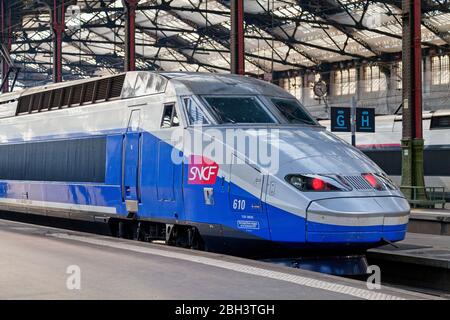 Paris, Frankreich - März 21 2019: TGV Atlantique am Gare de Lyon bereit für die Abfahrt. Stockfoto