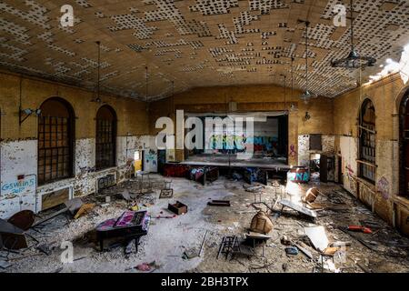 Auditorium in einem verlassenen Krankenhaus Stockfoto