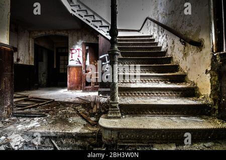 Treppe in einem verlassenen Krankenhaus Stockfoto