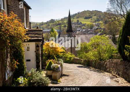 Großbritannien, England, Cheshire, Bollington, Beeston Brow, Cottages über der ehemaligen United Reformierten Kirche Stockfoto