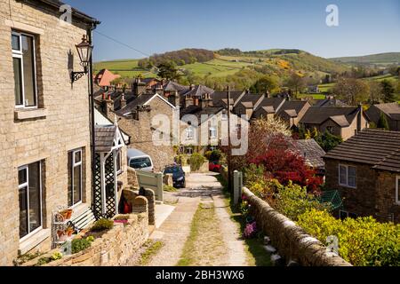 Großbritannien, England, Cheshire, Bollington, Beeston Mount, Blick in Richtung Billinge über 1980er-Gehäuse Stockfoto