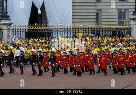 3. Juni 2002 - Chelsea Rentner marschieren vor dem Buckingham Palace vorbei, um das Goldene Jubiläum von Queen Elizabeth II in der Mall, London, zu feiern Stockfoto