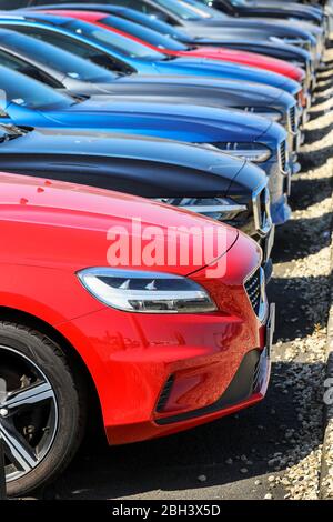 Gebrauchte Volvo Autos zum Verkauf in einer Garage Vorplatz, Ayr, Schottland Stockfoto