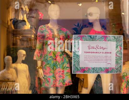 Palm Beach, Florida, USA. April 2020. Ein vorübergehend geschlossenes Schild an der Eingangstür des Lilly Pulitzer-Stores auf der Worth Avenue. Nur wesentliche Unternehmen konnten während der Coronavirus-Pandemie offen bleiben. Kredit: Gregg Lovett/ZUMA Wire/Alamy Live News Stockfoto