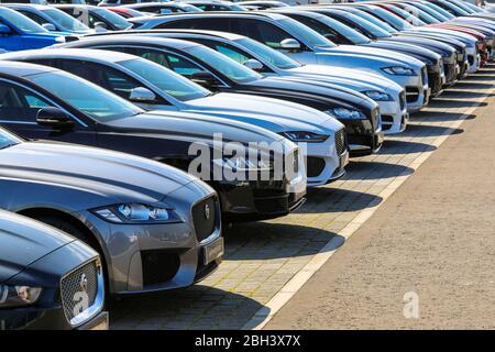 Gebrauchte Jaguar Autos zum Verkauf in einer Garage Vorplatz, Ayr, Schottland Stockfoto