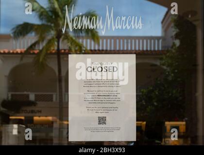 Palm Beach, Florida, USA. April 2020. Ein vorübergehend geschlossenes Schild an der Eingangstür des Neiman Marcus-Geschäfts auf der Worth Avenue. Nur wesentliche Unternehmen konnten während der Coronavirus-Pandemie offen bleiben. Kredit: Gregg Lovett/ZUMA Wire/Alamy Live News Stockfoto