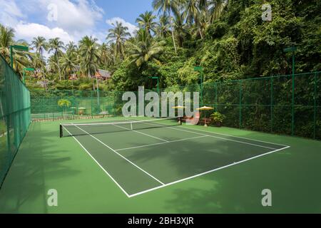 Tennisplatz im Freien im Amanpuri in Phuket, Thailand. Stockfoto