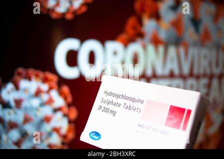 Hydroxychloroquin Sulfat Tabletten mit Coronavirus im Hintergrund geschrieben Stockfoto