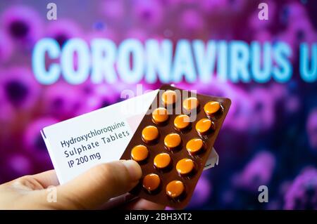Hydroxychloroquin Sulfat Tabletten mit Coronavirus im Hintergrund geschrieben Stockfoto